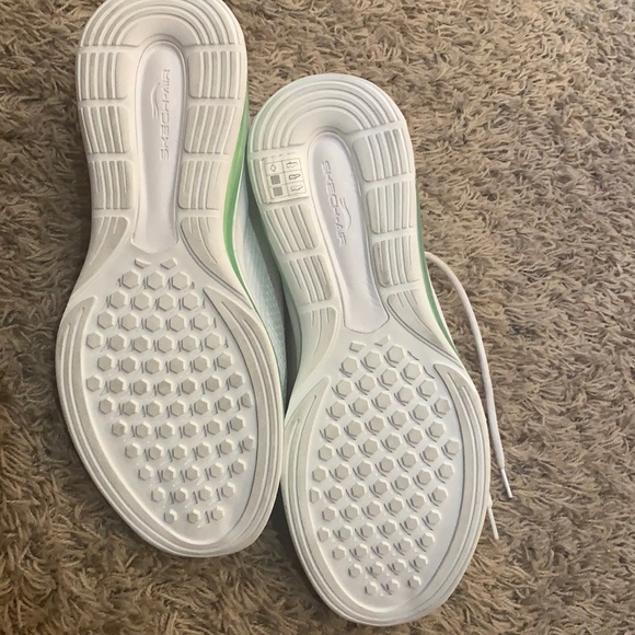 Skechers - Picture 2 of 3